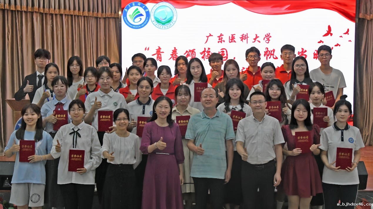 一群人站在一起描述已自动生成