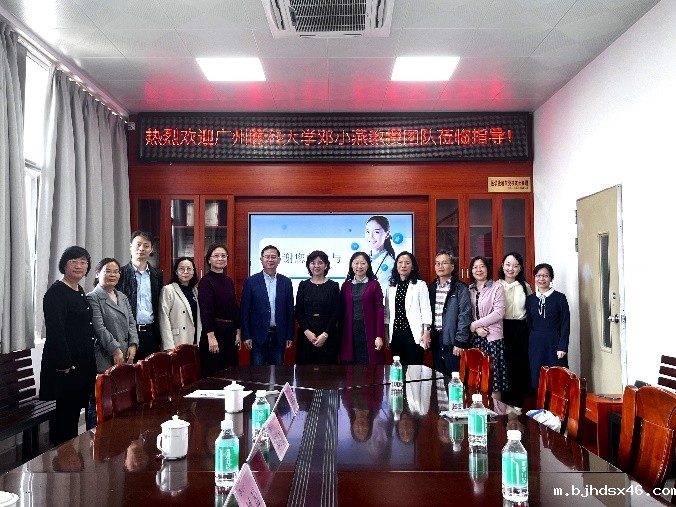 一群人站在桌子前摆拍中度可信度描述已自动生成